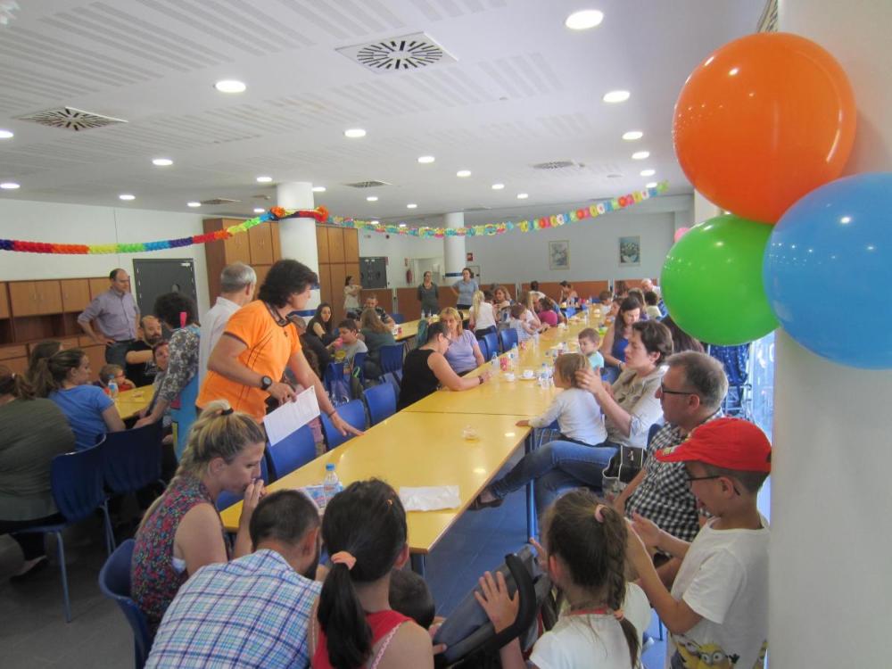 Todos sentados en torno a la merienda en el comedor del CRE