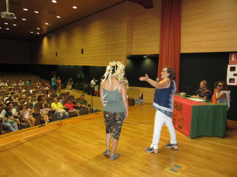 Teatralización de los talleres en el salón de actos del CRE