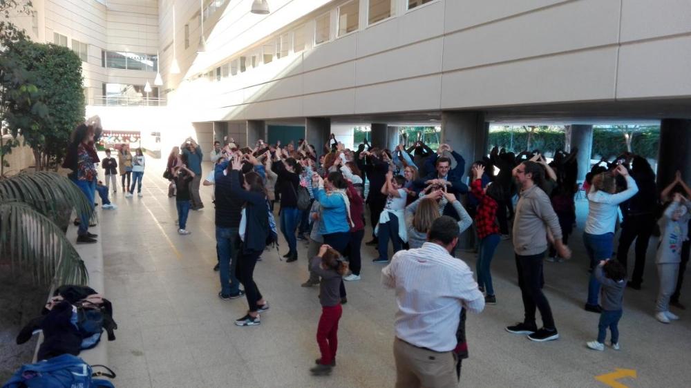 Gran baile final con coreografía colectiva en el patio del CRE de Sevilla
