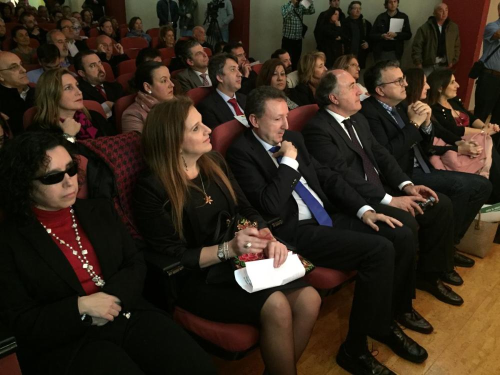 El Salón de Actos de la ONCE en Algeciras se quedó pequeño para rendir homenaje a Paco de Lucía