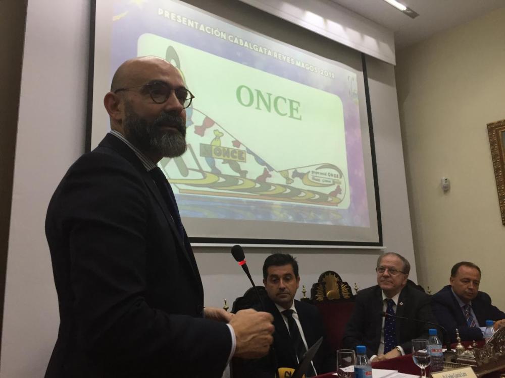 El director artístico de la Cabalgata, Jesús Corral, explica los detalles técnicos de la carroza del Grupo Social ONCE