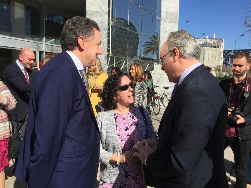 El presidente del Parlamento conversa a su llegada con el delegado territorial y la presidenta del Consejo