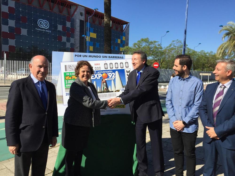 Presentación de la imagen del cupón en el exterior del Pabellón de Fundación ONCE e ILUNION