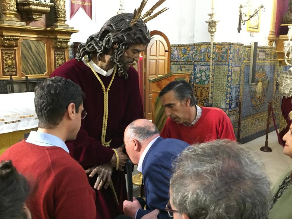 El Cristo de San Gonzalo a pies de su capilla para que los afiliados a la ONCE lo puedan tocar