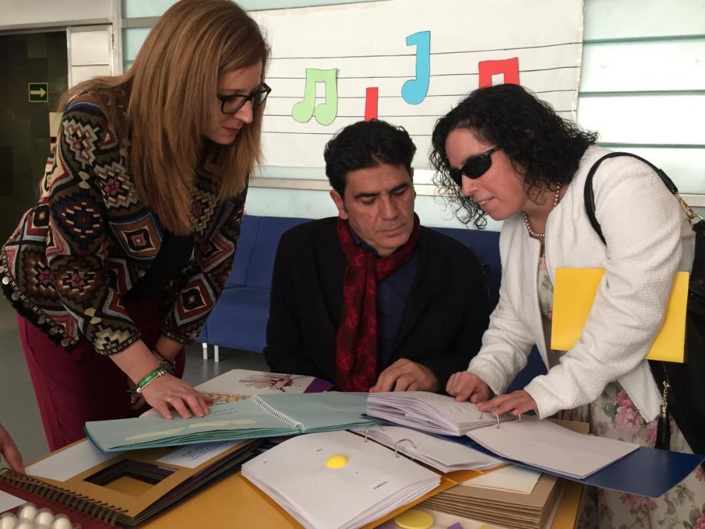 La presidenta del Consejo muestra al director general de Discapacidad una publicación en braille