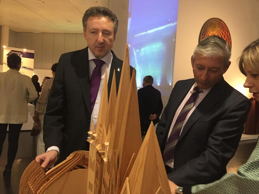 Cristóbal Martínez y José Antonio Toledo viendo la maqueta del Pabellón de Hungría en la EXPO'92