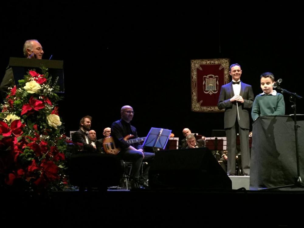 El niño Manuel Martín cautivó al Lope de Vega con su lectura en braille de una de las canciones que interpretó el pregonero, José Manuel Soto