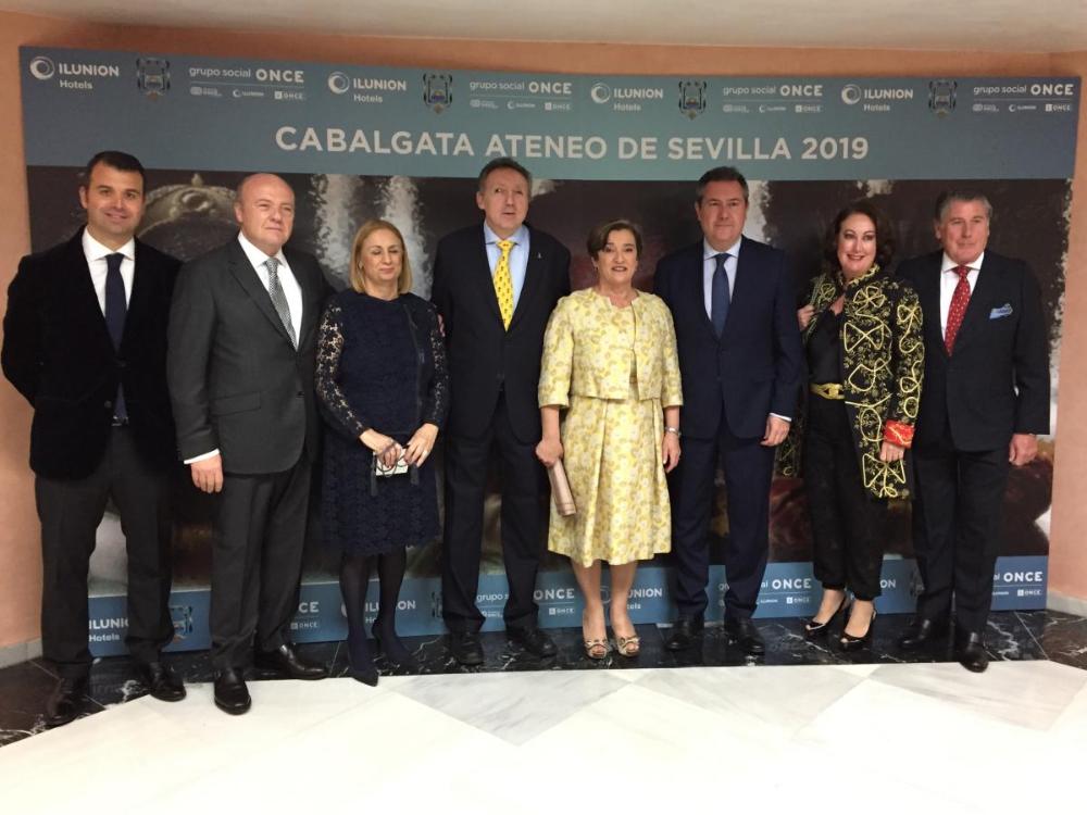 Los Reyes con el alcalde y el director del hotel ILUNION Alcora Sevilla, Manuel Jiménez