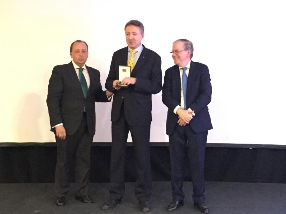 Cristóbal Martínez recibió la Medalla del Ateneo de Sevilla de manos del director de la institución, Alberto Máximo Pérez Calero, y del director de la Cabalgata, Manuel Sainz