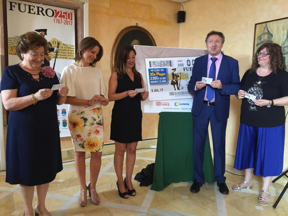 La alcaldesa de La Carolina y la delegada de la Junta en Jaén tras el descubrimiento de la imagen del cupón