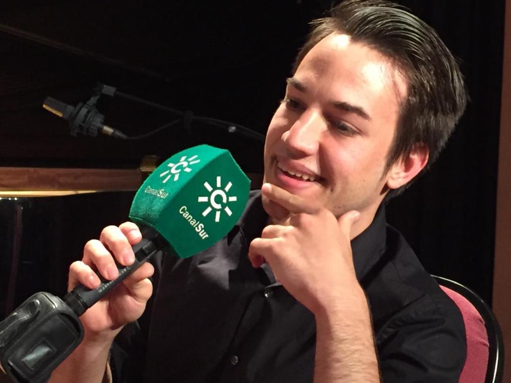 El pianista Víctor Gómez, actuó en directo en el programa 'Abierto a las Diez'