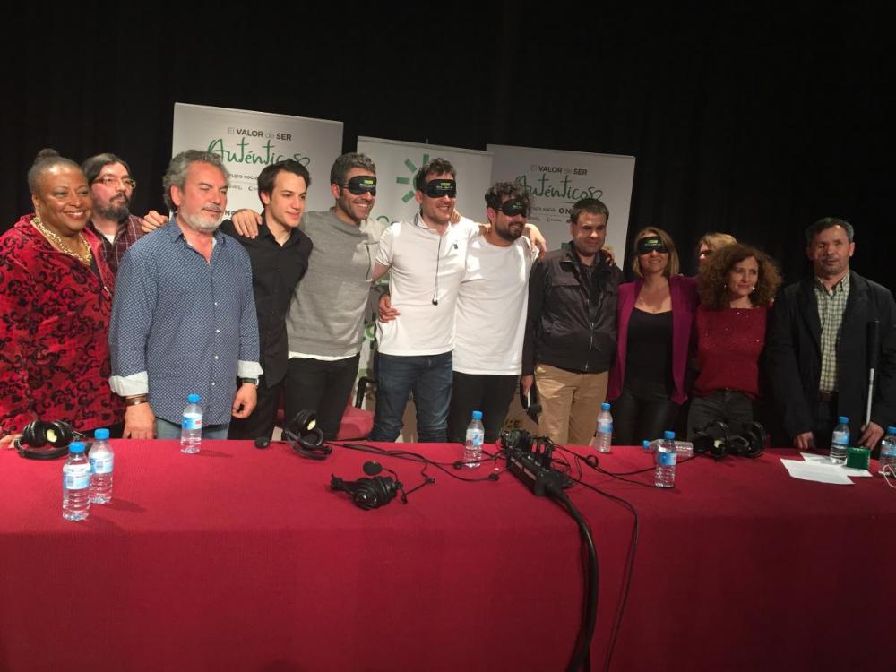 Afiliados a la ONCE fueron protagonistas de 'Abierto a las Diez' en el que los presentadores realizaron todo el programa con los ojos tapados