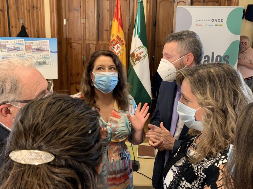 Cristóbal Martínez y María Jesús Segovia comparten conversación con la consejera Carmen Crespo y otras autoridades tras el acto de presentación