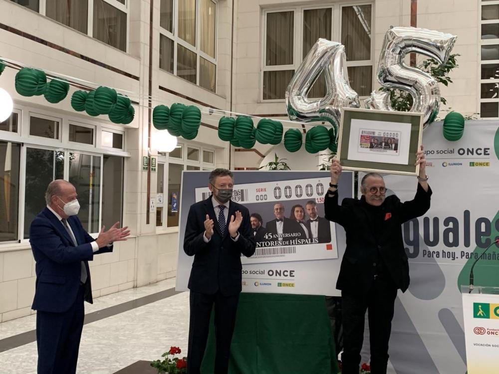 Pascual González muestra orgulloso, brazos en alto, la imagen del cupón