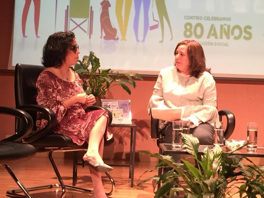 Isabel Viruet con Inés Alba en el escenario de la Delegación Territoiral