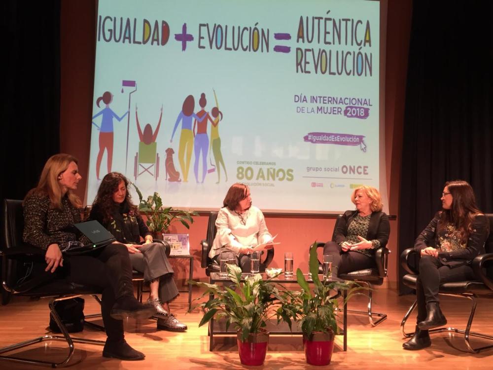 Las participantes en un momento del vivo debate bajo el lema 'Igualdad+Evolución=Auténtica Revolución'