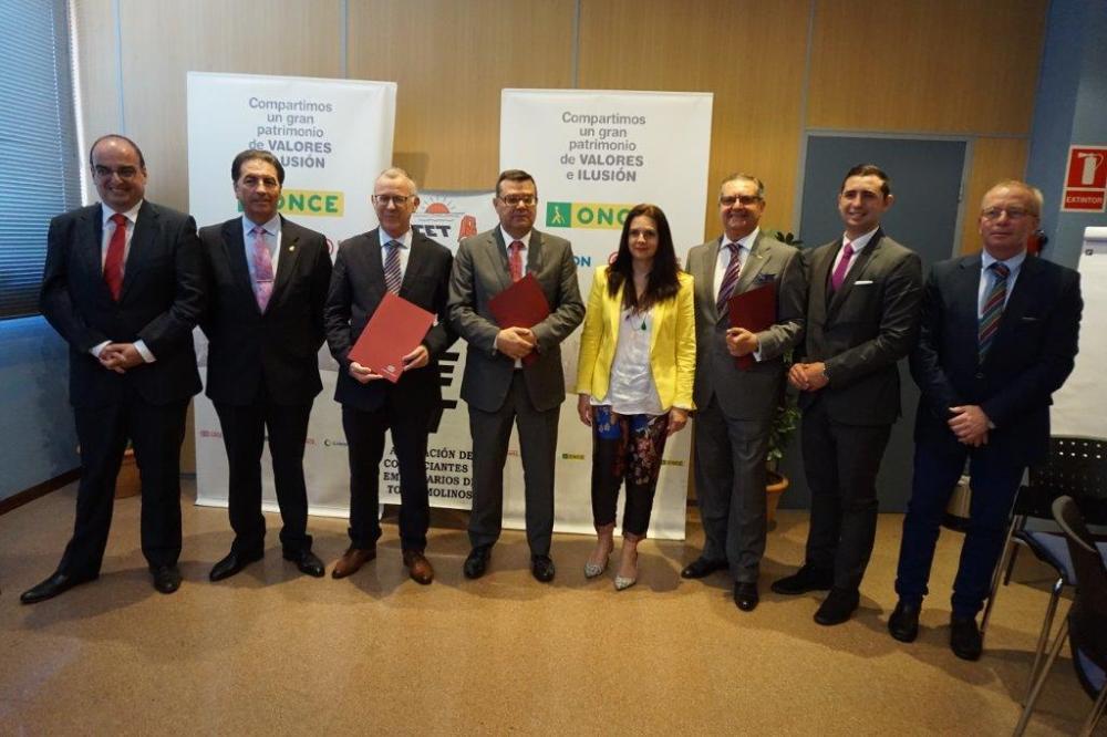 Foto de familia de los firmantes tras la rúbrica del acuerdo de colaboración