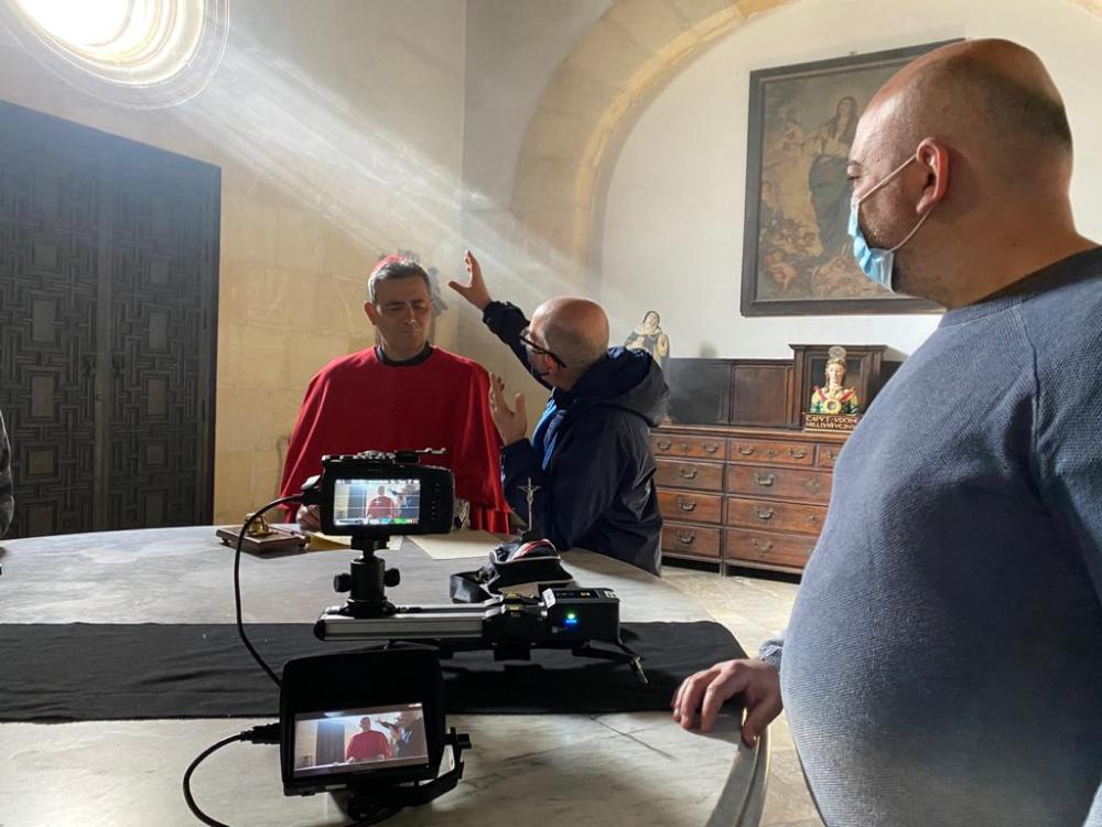 El actor granadino Rafael Jiménez recibe indicaciones antes de comenzar el rodaje de Jacaranda11