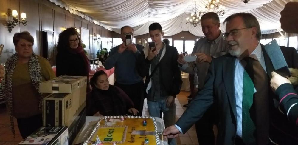 El director de la ONCE en Jerez, Cristino Ortuno, cortando la tarta de Santa Lucía