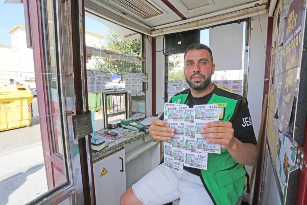 Jesús Medina en el interior de su kiosco | Imagen: Gloria Moreno | Diario de Jerez