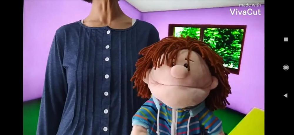 Marioneta de un niño con su madre en un segundo plano