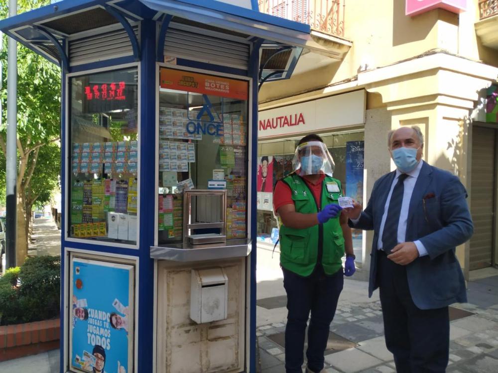 El alcalde de Algeciras, José Ignacio Landaluce, compra el cupón a Herny González a las puertas del Ayuntamiento