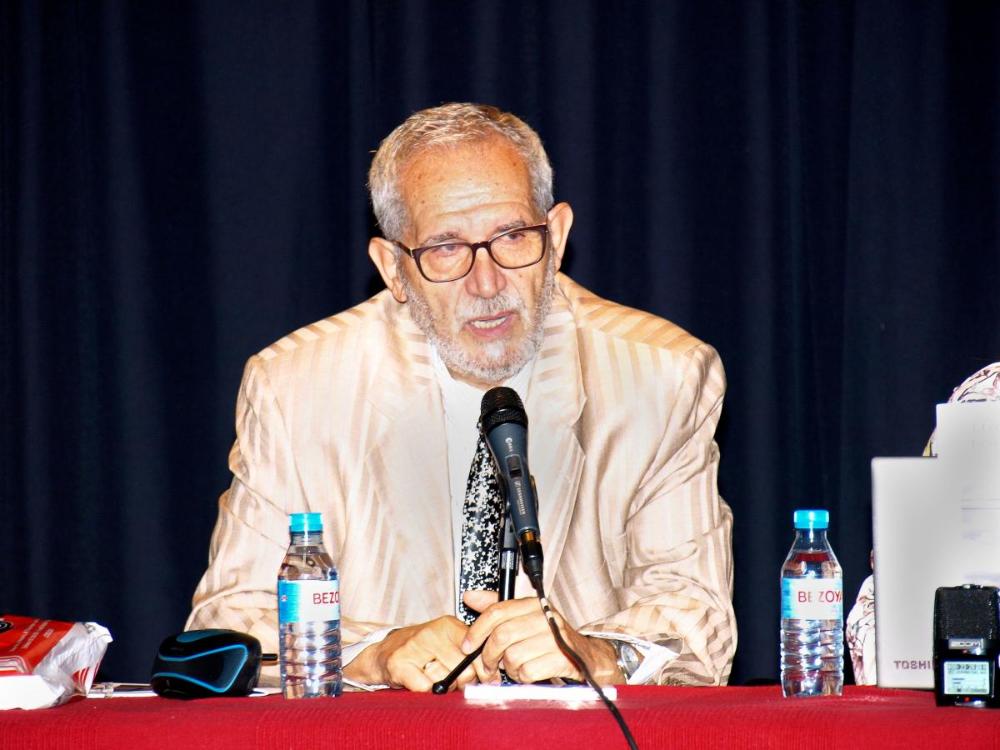 El escritor José Luis González, otro de los promotores de esta iniciativa, recitando uno de sus poemas sobre la soledad