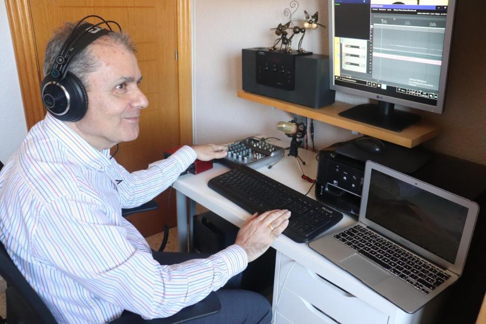 José Manuel Fernández, impulsor del la nueva comunidad virtual hispana, en su estudio de Málaga