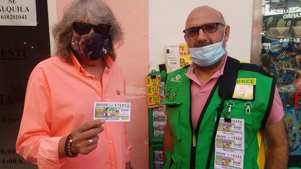 El cantaor jerezano José Mercé compró el Cuponazo a Bernardino Oliva en la calle San Eloy, en el centro de la capital andaluza