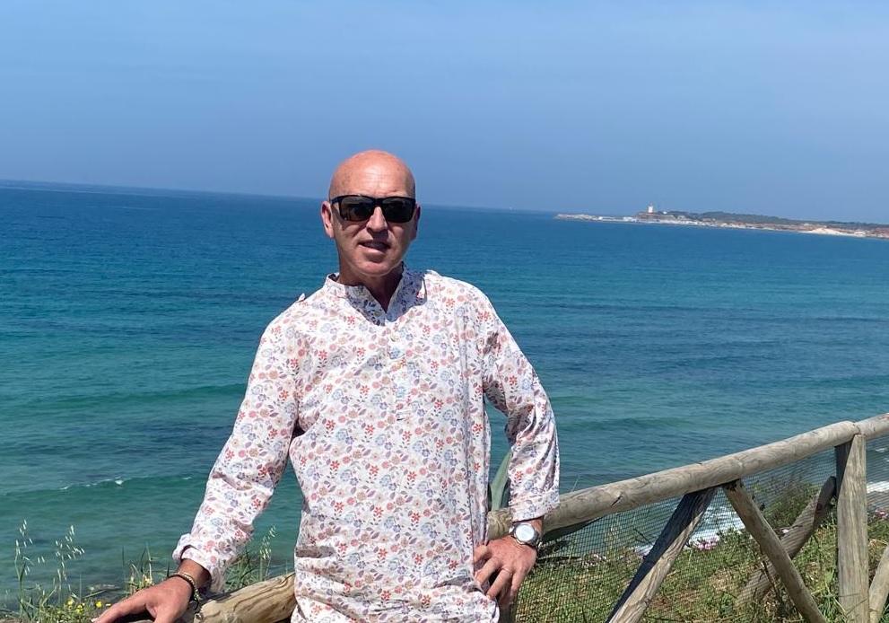 Desde Conil, José Sánchez ve más tolerantes a los mayores que a los más jóvenes en la España de 2022