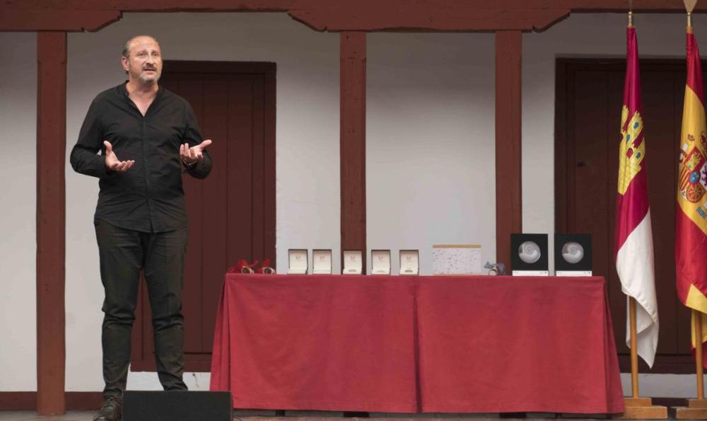 Josema Gómez durante su interpretación en el escenario del Corral de Comedias de Almagro