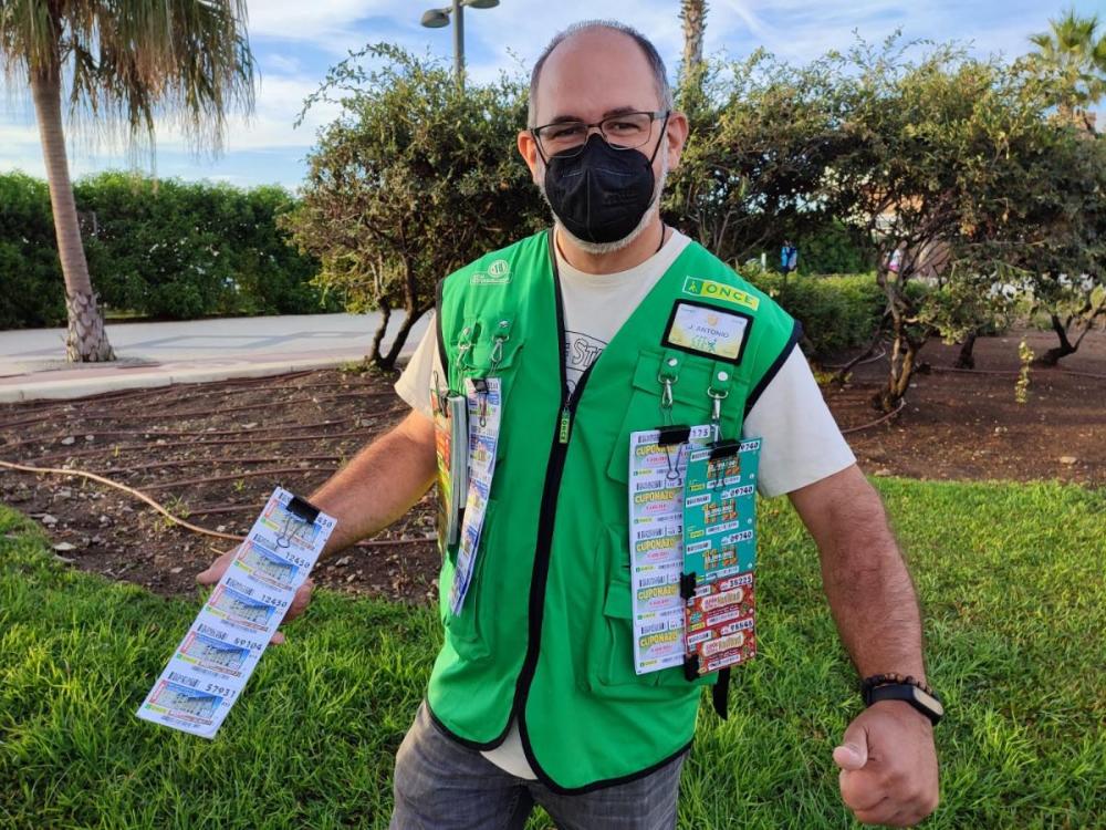 Juan Antonio Chica, vendedor de la ONCE en Torrox