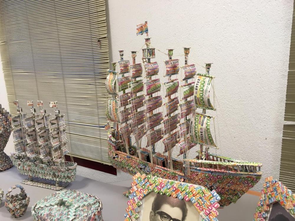 El afiliado Juan Cabrera expuso auténticas obras de arte a base de cupones de la ONCE en Jerez