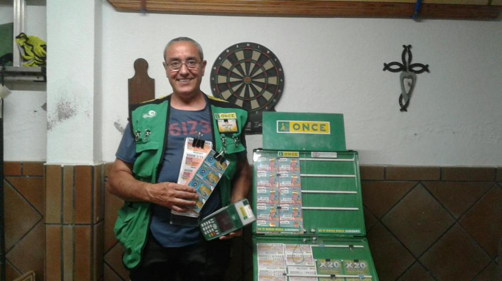 Juan Carlos Díaz vende de forma ambulante en la localidad almeriense de Gador