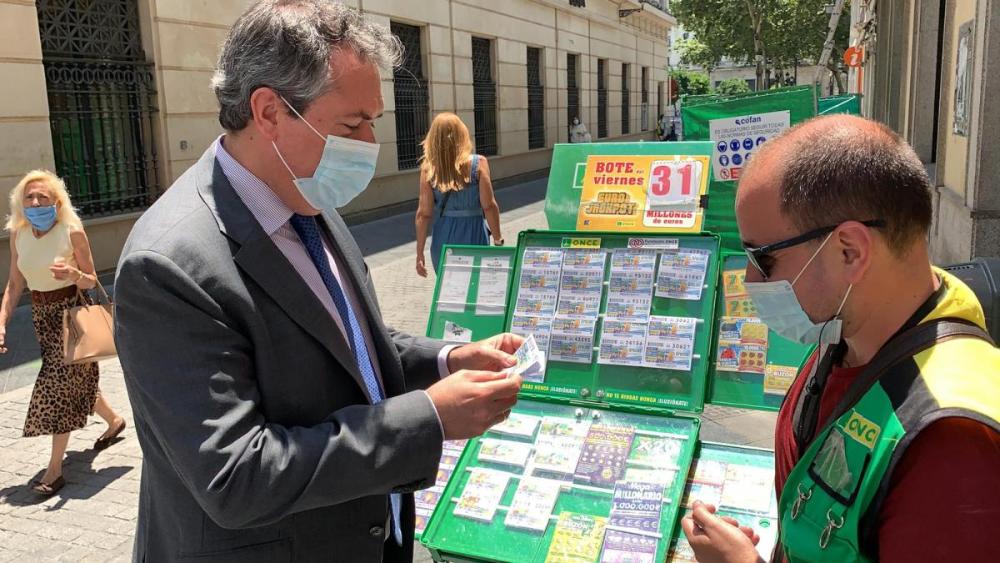 El alcalde de Sevilla, Juan Espadas, probó suerte con el vendedor José María Urbano en la calle Tetuán de Sevilla