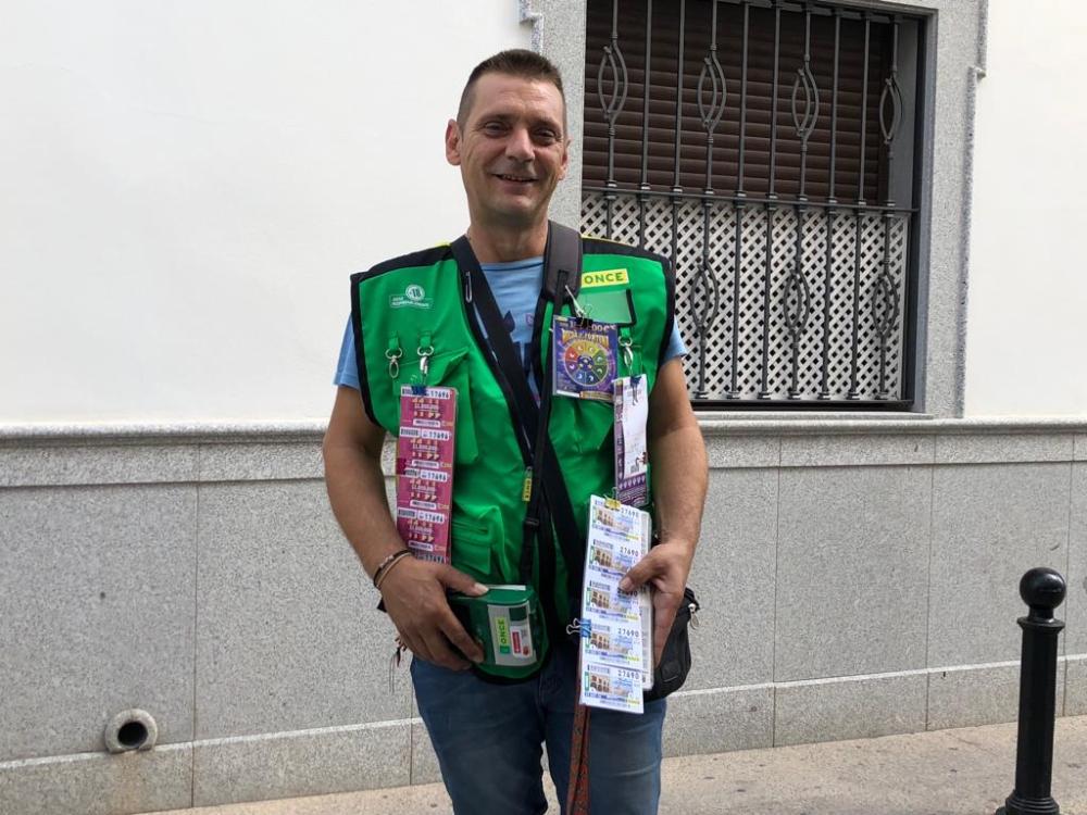 Juan Hoyo, sonriente después de haber repartido 1,4 millones entre 40 vecinas de Montalbán