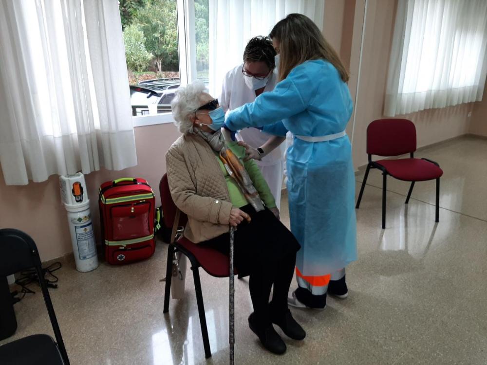 Juana Villanueva en el momento de su vacunación