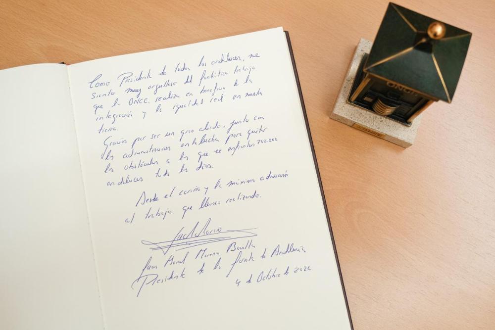 Dedicatoria del presidente de la Junta de Andalucía tras su visita oficial a la ONCE