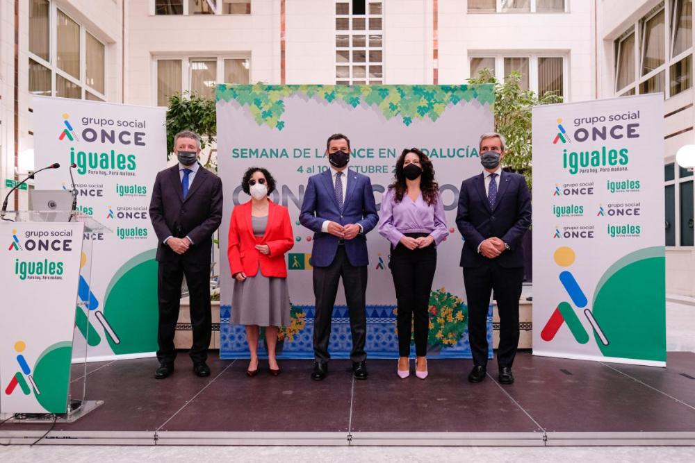 El presidente de la Junta y la consejera de Igualdad con el consejero delegado de Ilunion, delegado territorial de la ONCE y presidenta del Consejo Territorial