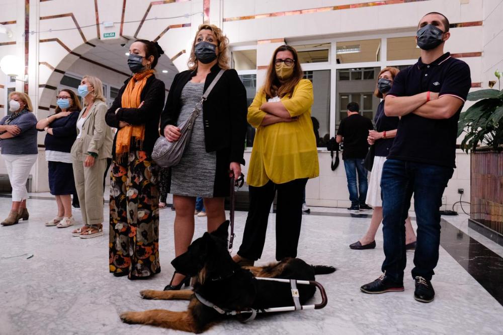 La directora del CRE de Sevilla, Eva Pérez, junto a representantes del centro 