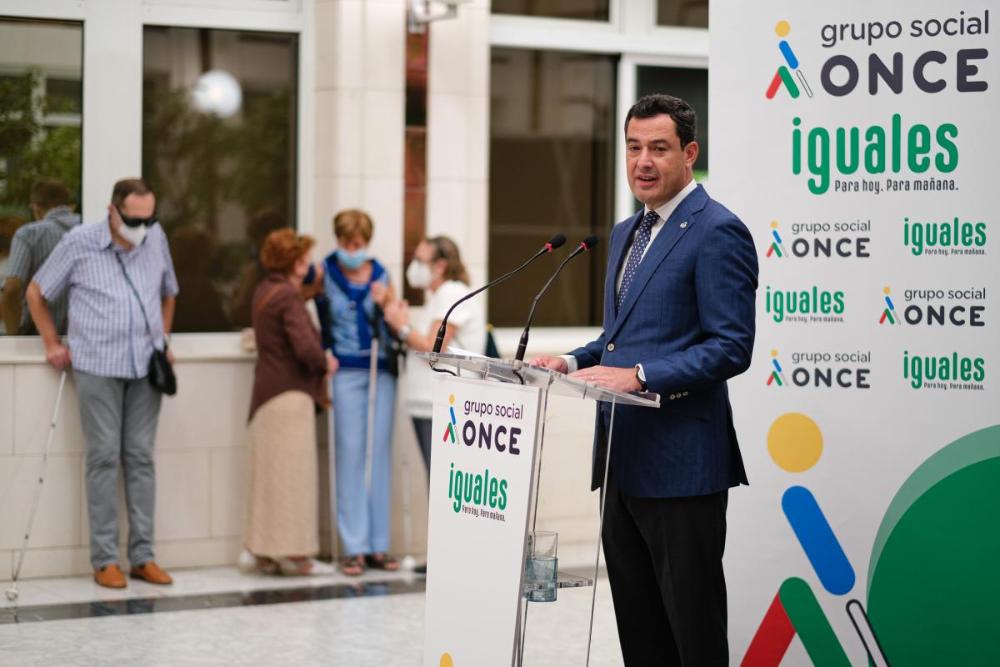 El presidente de la Junta anunció "una revolución en atención social" en la sede de la ONCE