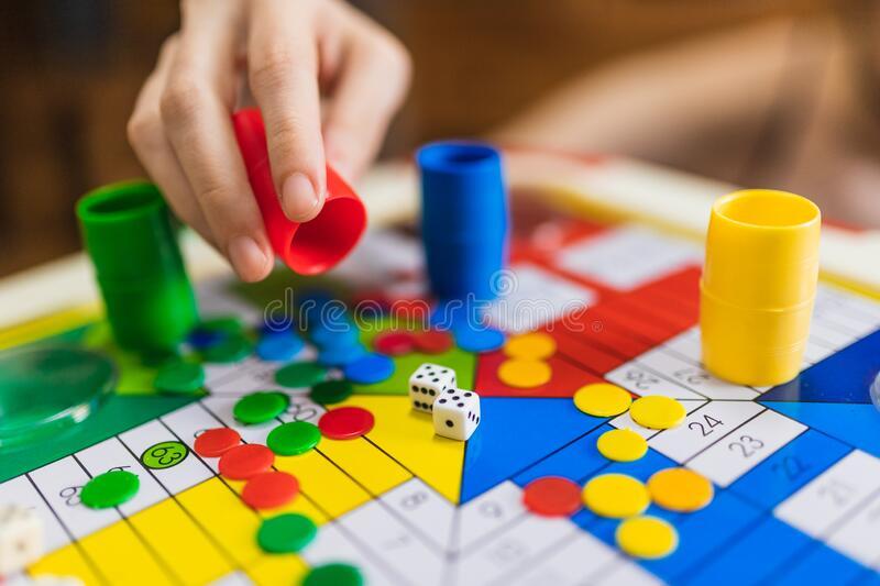 Tablero de parchís con las fichas, dados y cubiletes
