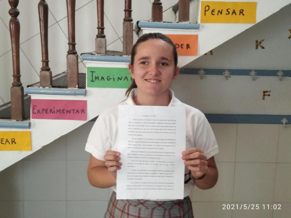 Julia del Carmen Sosa muestra feliz la redacción con la que ha ganado el primer premio en la segunda categoría