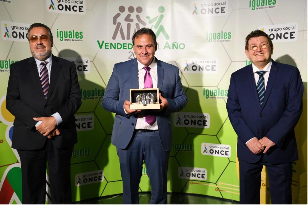 Julian Quesada con el presidente del Grupo Social ONCE y el director general de la ONCE