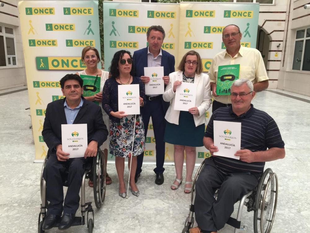 Jurado de los Premios SOLIDARIOS 2017 en el patio de la Delegación Territorial de Andalucía