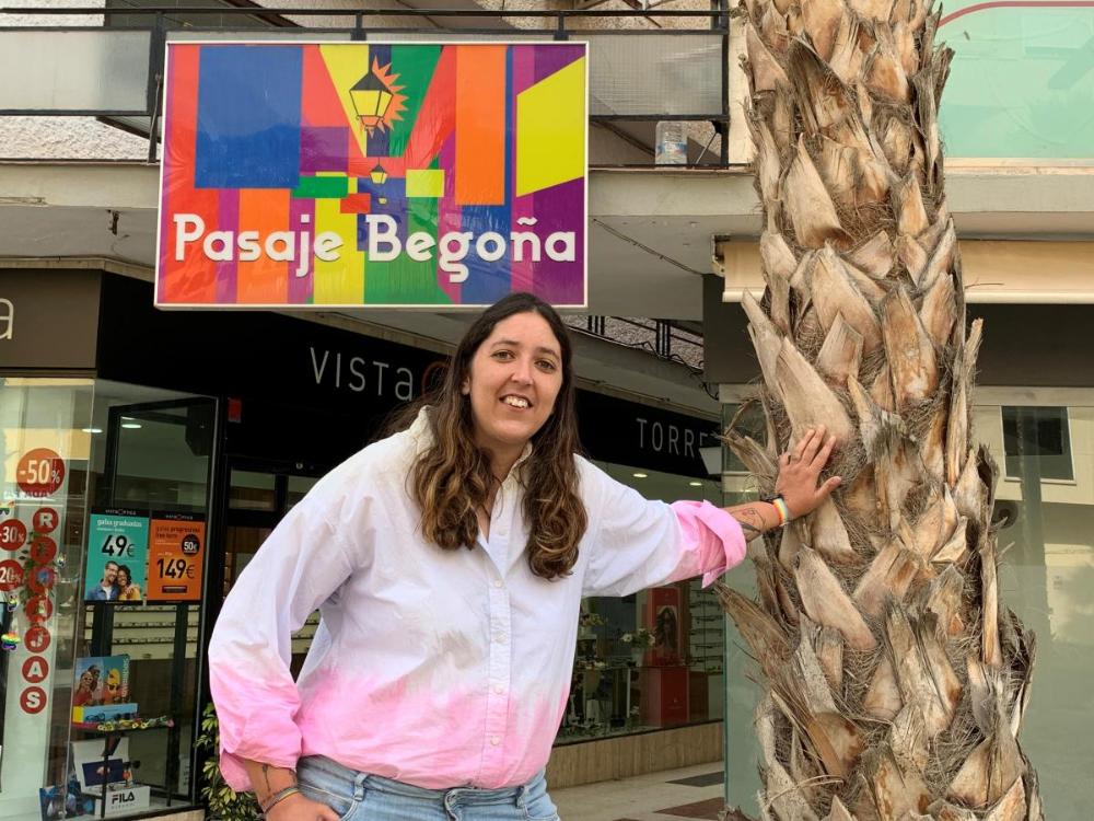 Laura en el Pasaje Begoña de Torremolinos, lugar de Memoria Histórica y cuna de los derechos del Colectivo LGTBI+