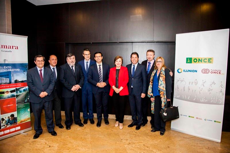 Foto de familia de las autoridades granadinas a la entrada del encuentro informativo