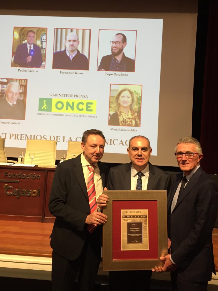 El delegado territorial de la ONCE, Cristóbal Martínez, con el presidente de la APS, Rafael Rodríguez, y el jefe de Prensa de la ONCE en Andalucía, Luis Gresa