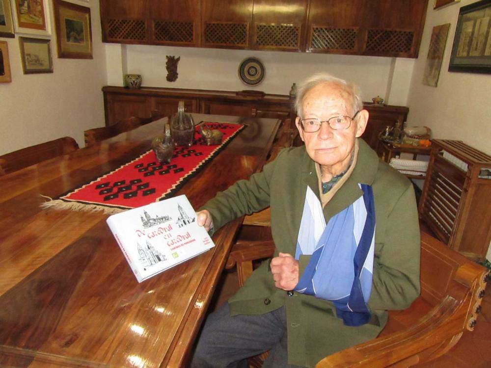 Luis Berges muestra orgulloso su última publicación