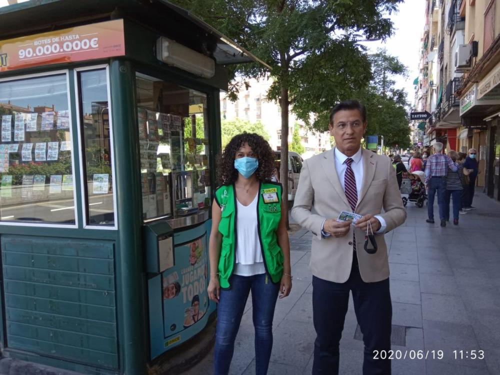 El alcalde de Granada, Luis Salvador, compra el Cuponazo a Davinia Navarro en el kiosco de Camino de Ronda, Granada 